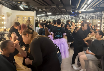 2025年9月為香港飛躍舞蹈學院舉辦的舞台劇的演員進行化妝