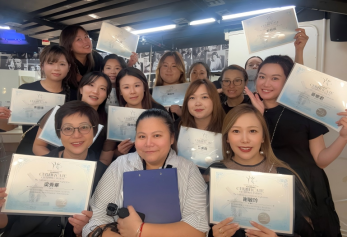 2025年9月為香港飛躍舞蹈學院舉辦的舞台劇的演員進行化妝